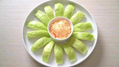 칠리와 소금에 절인 신선한 구아바