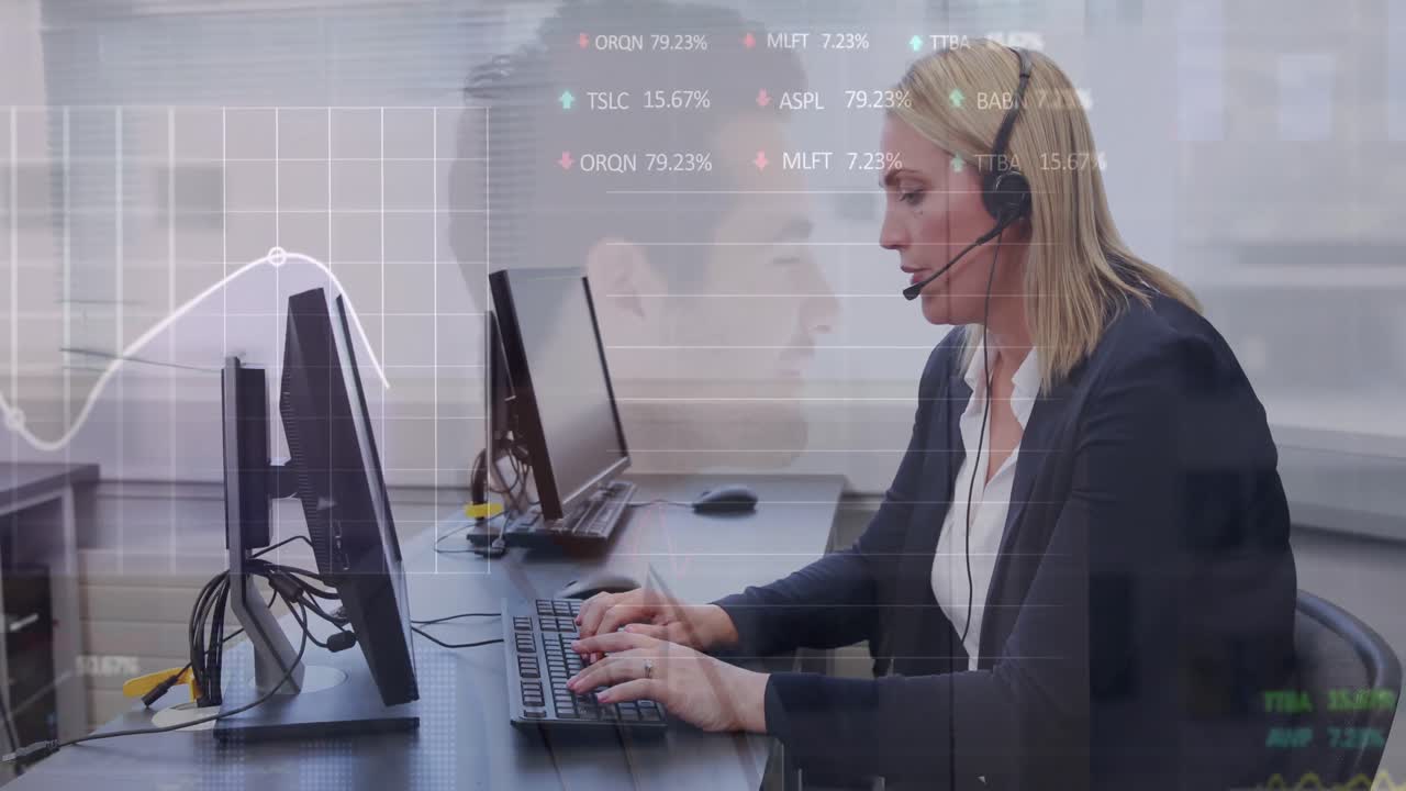 animación del procesamiento de datos sobre una mujer de negocios caucásica que usa auriculares de teléfono en la oficina