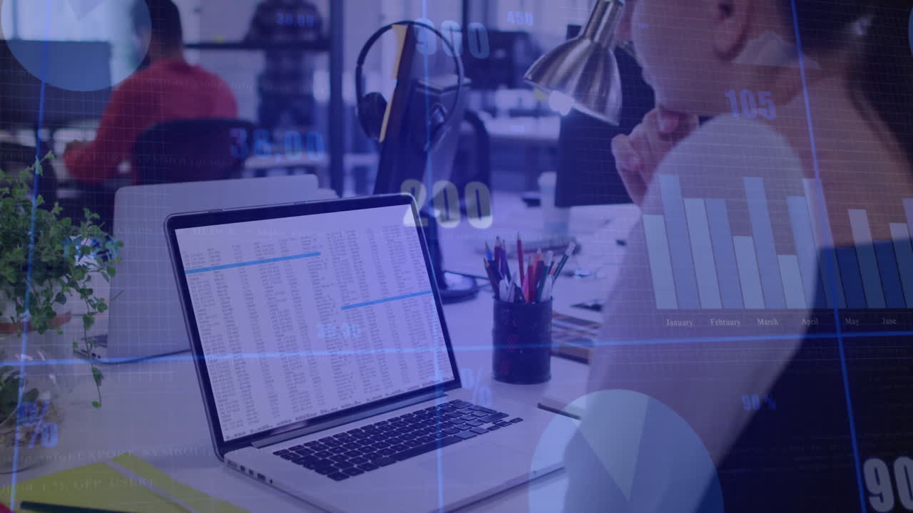 анимация обработки финансовых данных над кавказской бизнесменкой с помощью ноутбука.