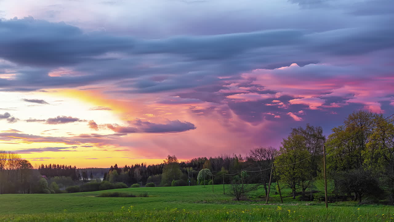 timelapse de nubes coloridas moviéndose sobre el paisaje rural