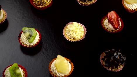 mini postre de frutas girando en fondo negro