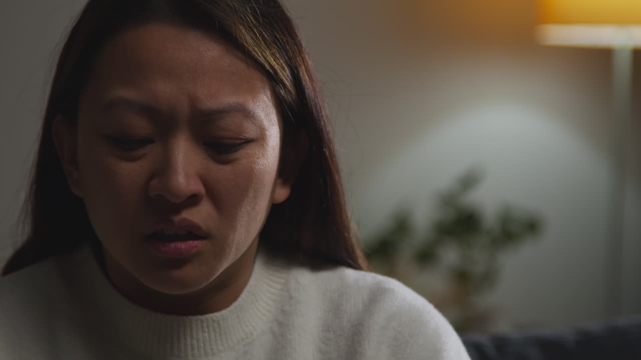 스트레스나 불안에 시달리는 여성, 우울증, 불안, 외로움, 집의 어두운 방에 앉아 있는 모습