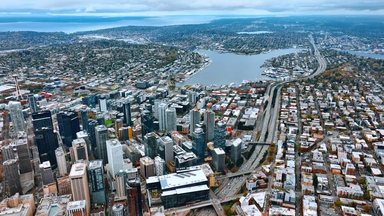 Hồ Union trong khung cảnh Seattle hiện đại, Washington, Hoa Kỳ. Góc nhìn từ trên không bao quát toàn cảnh thành phố dưới bầu trời nhiều mây.