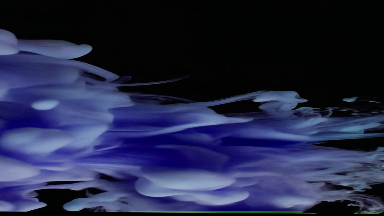 Inchiostro blu che turbina nell'acqua su sfondo nero