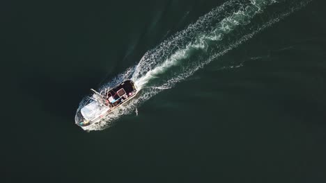 Fischerboot-Fährt-Aufs-Meer-Hinaus