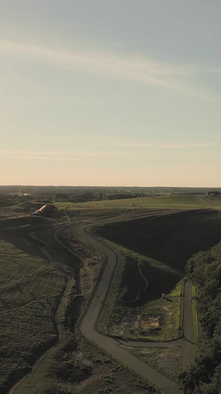 vista aérea de un paisaje rural pintoresco con senderos y senderos sinuosos.
