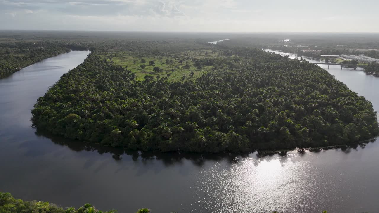 Rio Preguiças em Barreirinhas, Maranhão, Brasil. Navegação de barco. Rio do Nordeste. Rio Preguiças em Barreirinhas. Pôr do sol na cidade ribeirinha. Paisagem costeira. Embarcação náutica.