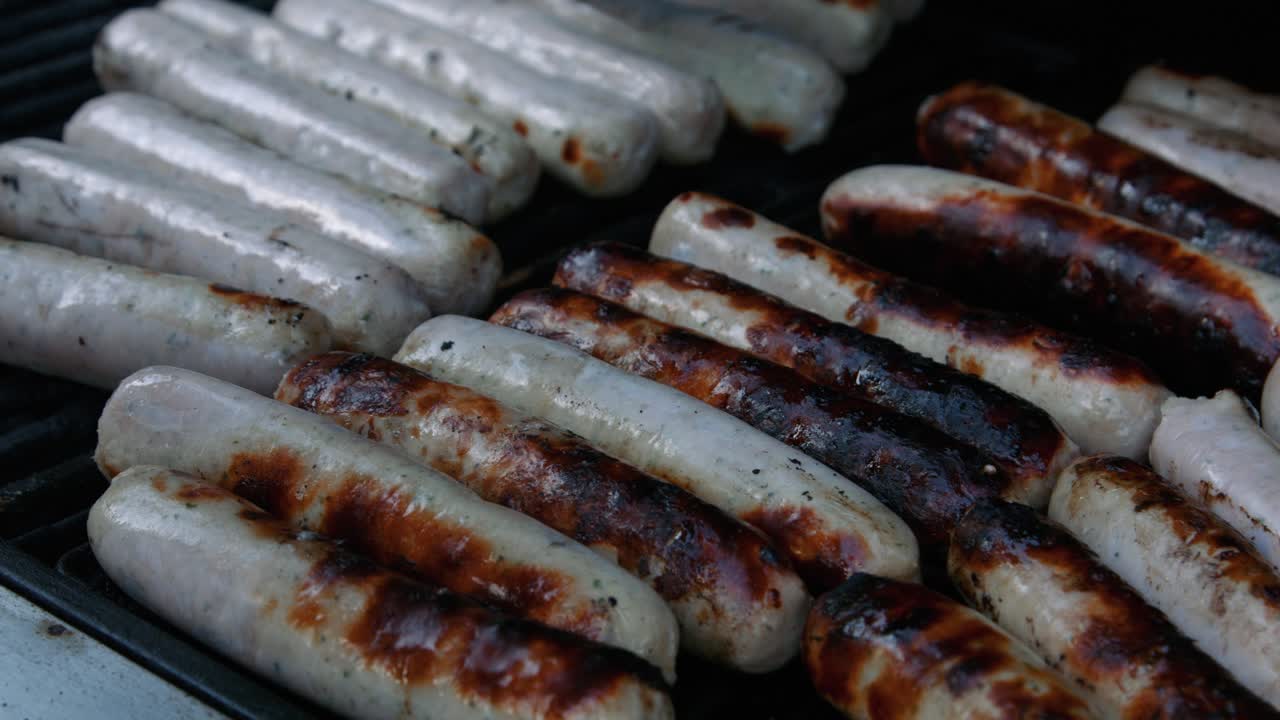 deliciosas salchichas de cerdo siendo cocinadas y entregadas por el chef
