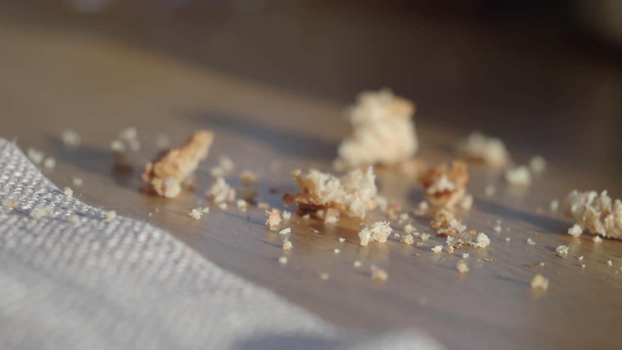 나무 테이블 에 있는  어리