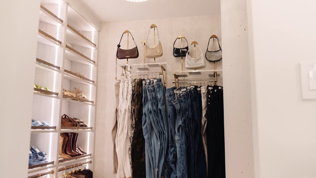신발, 청바지, 지갑과 드백으로 가득 찬 고급 옷장