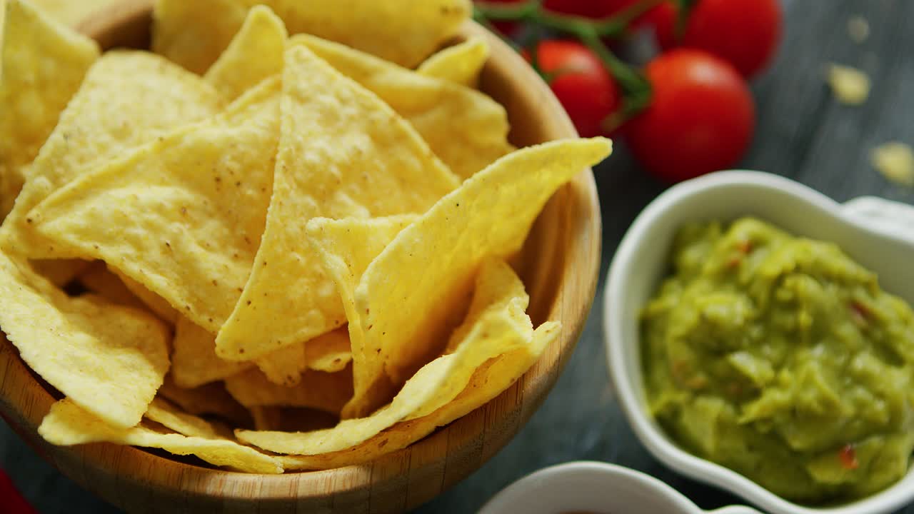 Nachos servidos con salsas para mojar