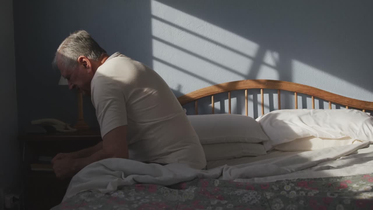 집 에서 침대 에 누워 있는 노인