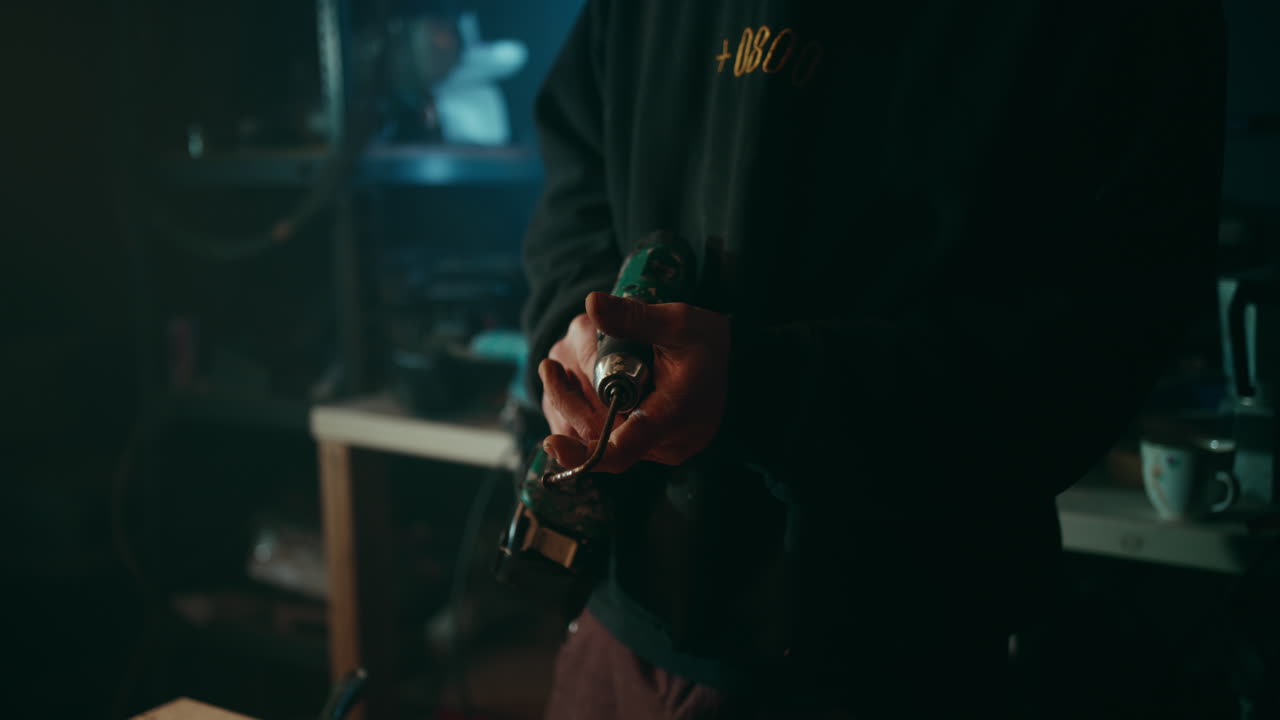 折りたたまれたで電気ドリルを設置する木工