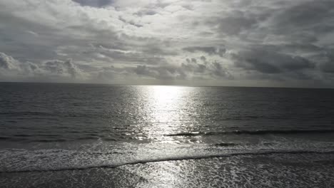 Reflejo-Del-Sol-En-El-Mar-En-Calma-Mientras-Los-Aviones-No-Tripulados-Aéreos-Revelan-La-Espectacular-Costa-Y-La-Playa-En-La-Bahía-De-Mewslade-En-La-Península-De-Gower-Waes-Uk-4k