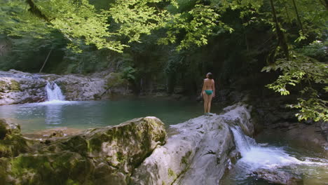 por una cascada en un bosque