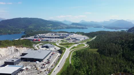 el área industrial de digernes está bellamente ubicada en medio del bosque y los fiordos.