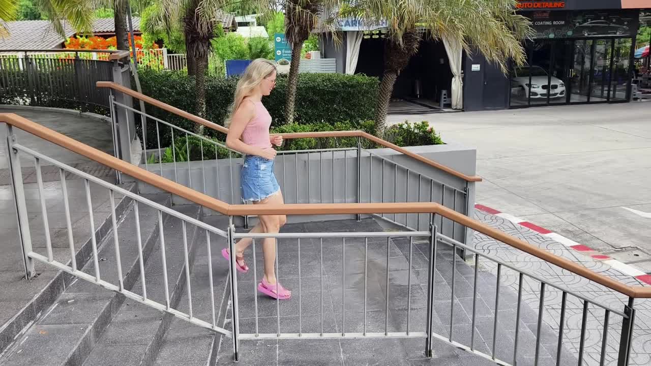 계단을 내려가는 여자