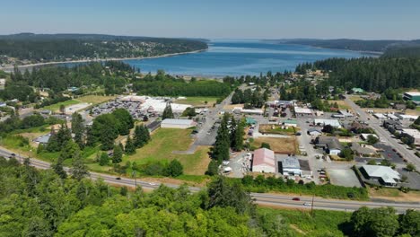 Toma-Panorámica-Aérea-Del-Distrito-De-Negocios-De-Freeland-Con-Holmes-Harbour-En-El-Fondo