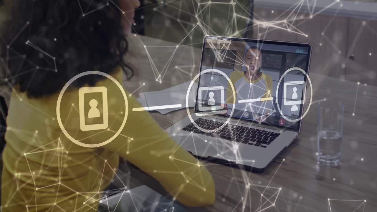 animación de conexiones con iconos y procesamiento de datos sobre mujer biracial usando portátil.