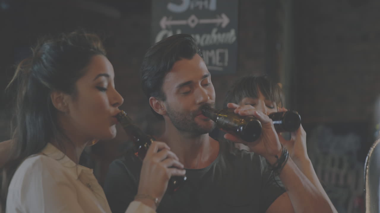 animación de vasos de cerveza de neón parpadeando sobre amigos sonrientes haciendo tostadas en el bar