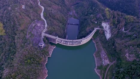 Top-down-ansicht-Des-Jiguey-staudamms,-Der-Bogengewichtsstaumauer-Am-Nizao-fluss,-Der-Provinz-San-José-De-Ocoa-In-Der-Dominikanischen-Republik---Luftdrohnenaufnahme