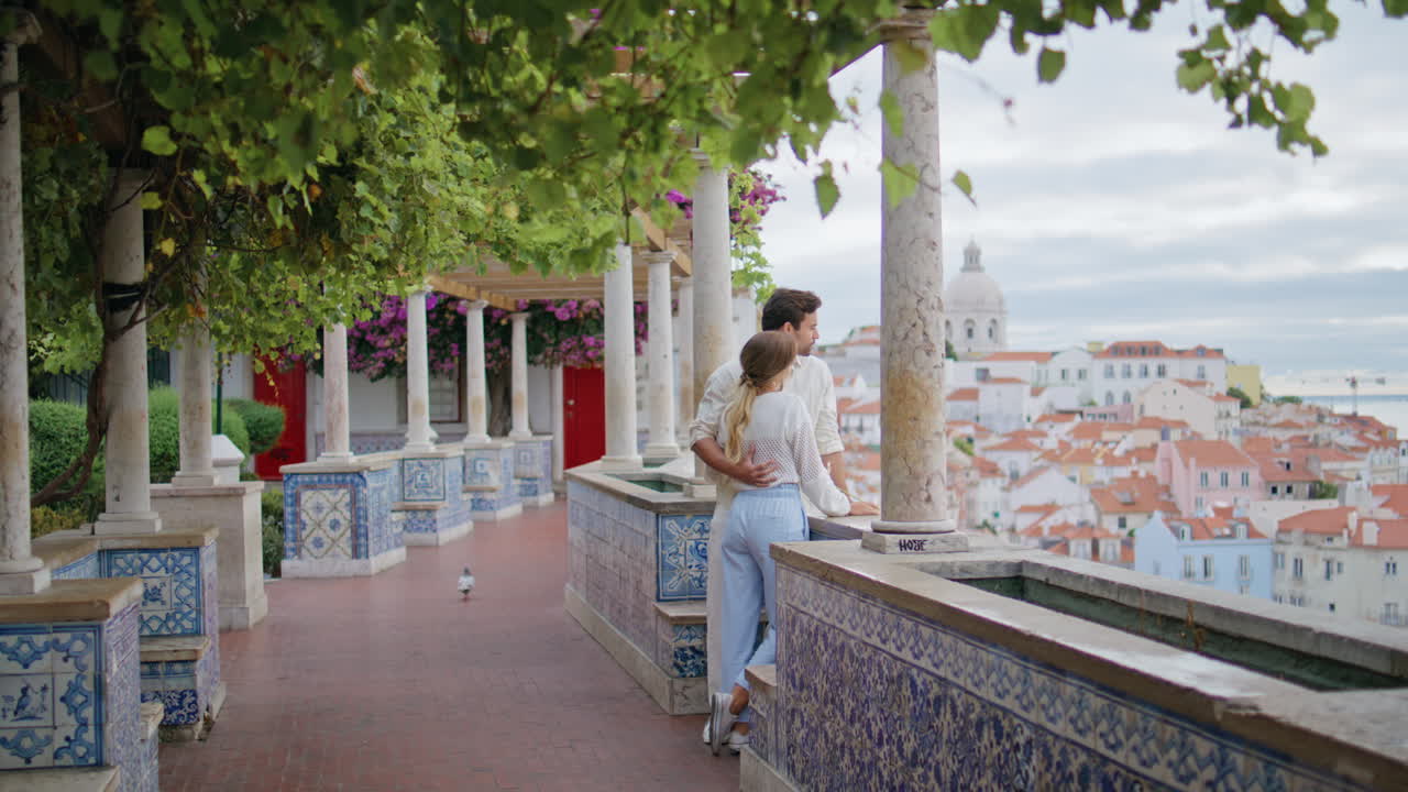 부드러운 사랑은 도시를 포옹하는 지중해 정원 사람들 로맨틱한 데이트