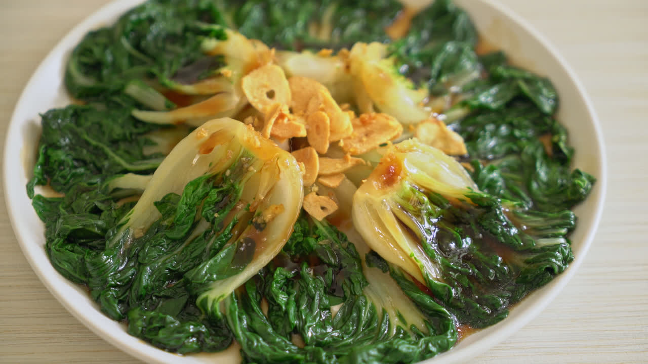repollo chino bebé con salsa de ostras y ajo - estilo de comida asiática