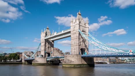 Tower-Bridge-in-London,-zoom-timelapse