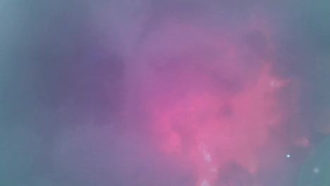 animación de un punto de luz sobre relámpagos y nubes de colores