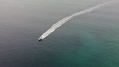 Toma-Aérea-De-Un-Bote-De-Alta-Velocidad-Que-Regresa-Al-Puerto-De-Milna-Después-De-Una-Sesión-De-Pesca-En-El-Mar-Adriático,-Isla-De-Brac,-Croacia