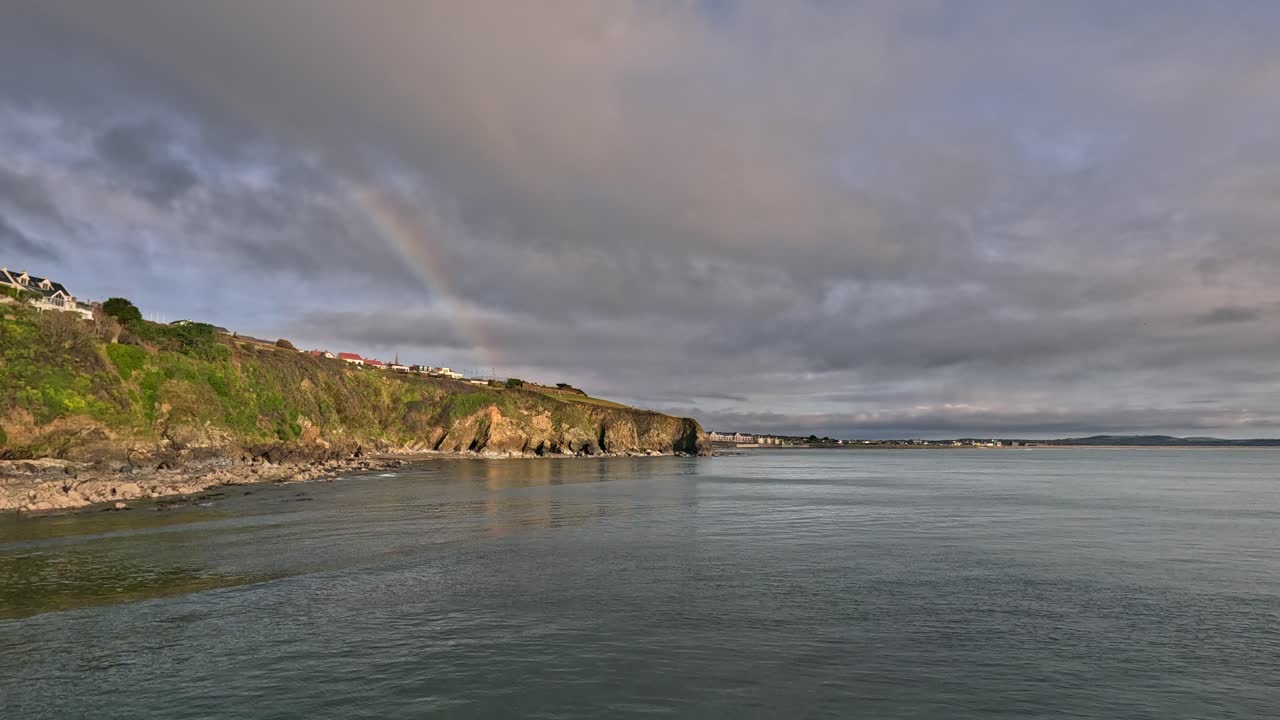 Skydrageform over klippekyst ved Tramore, Irland