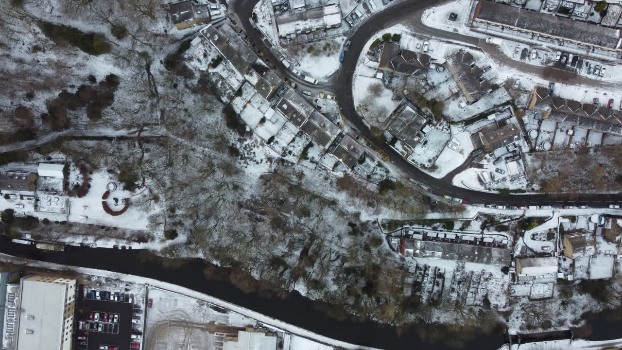 운하가 있는 눈 덮인 작은 요크셔 마을의 드론에서 오버헤드 샷