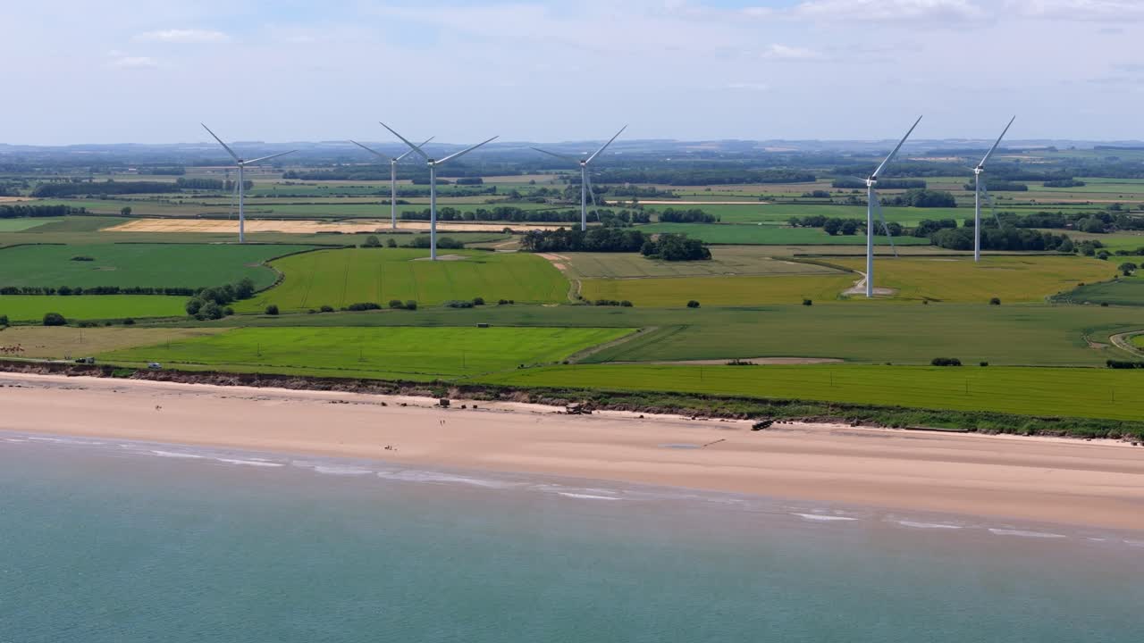 영국 북부의 풍력 공장에서 바람에 회전하는 풍력 터빈의 드론 항공 영상으로 재생 가능한 에너지 효율적인 풍력 발전을 보여줍니다.