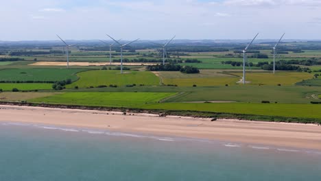 Drohnenaufnahmen-Einer-Windturbine,-Einer-Sich-Im-Wind-Drehenden-Windmühle-Auf-Einem-Windpark-Im-Norden-Englands,-Die-Erneuerbare,-Energieeffiziente-Windkraft-Zeigt