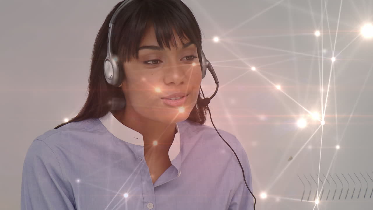 animación de redes de conexiones a través de una mujer de negocios usando auriculares telefónicos