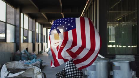 mujer de raza mixta sosteniendo nuestra bandera corriendo a través de un edificio vacío