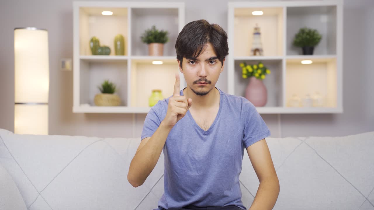 그 남자는 카메라를 쳐다보며 경고하고 있습니다.