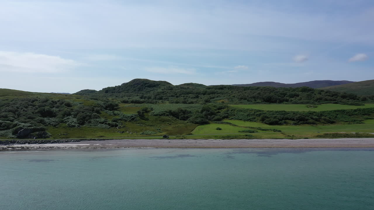 스코틀랜드 에 있는 이슬레이 섬 의 해안 해변 을 바라보는 넓은 공중 사진