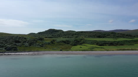 fotografía aérea de la playa costera de la isla de islay en escocia