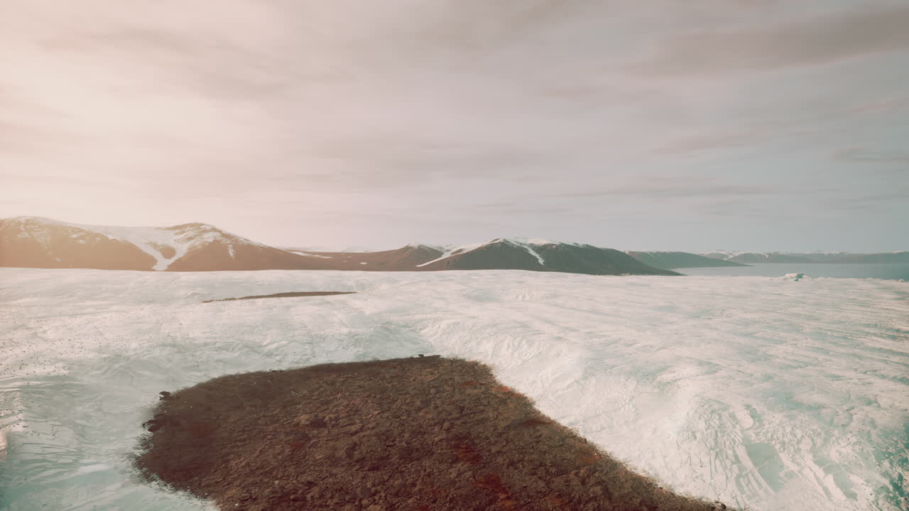 vista aérea de montañas nevadas y glaciares en el ártico