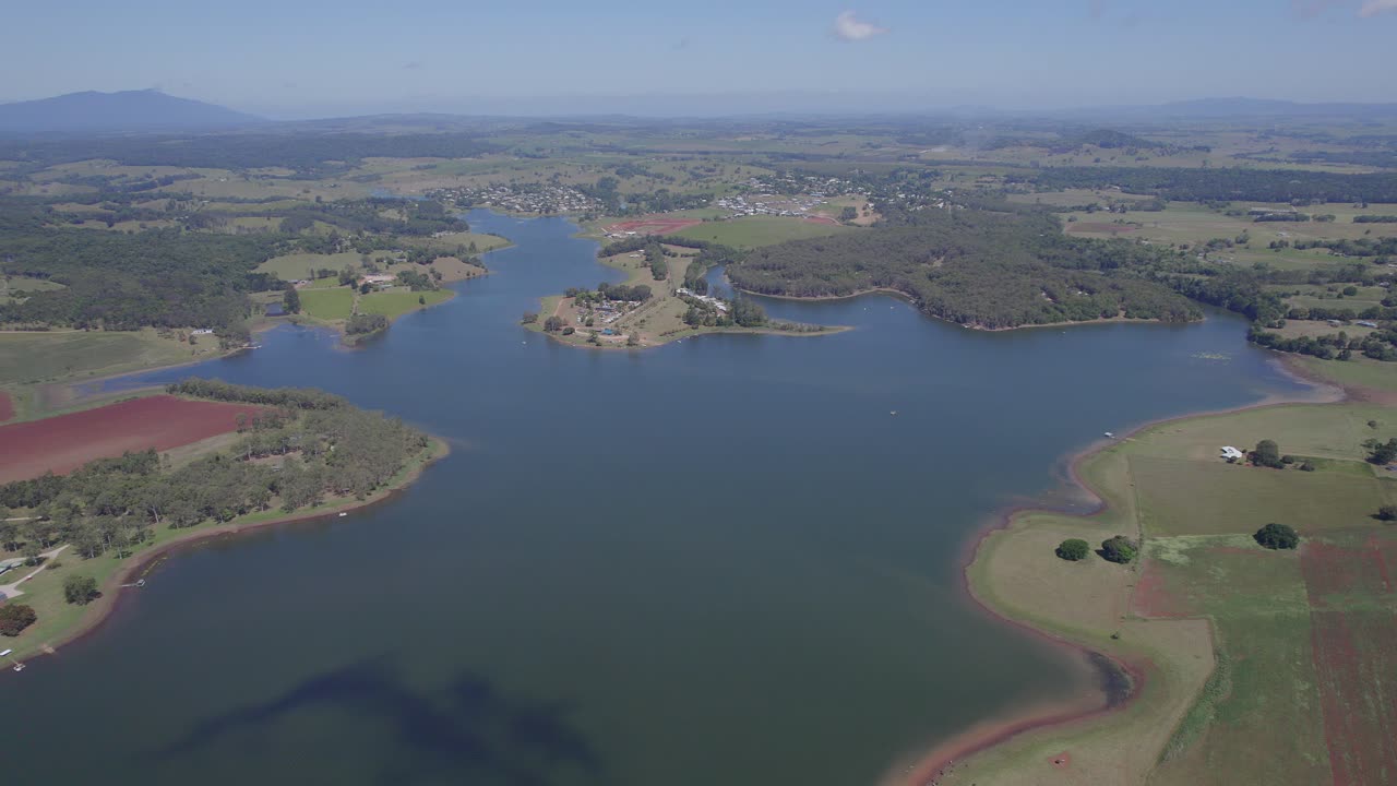paisaje rural verde que rodea la presa de las cataratas de tinaroo en la ciudad del lago tinaroo, región de las mesetas, queensland, australia