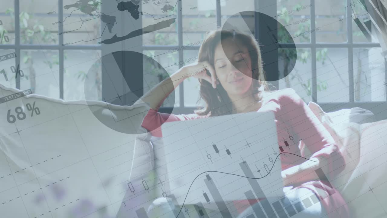 집에서 노트북을 사용하는 여성에 대한 금융 데이터 처리 애니메이션