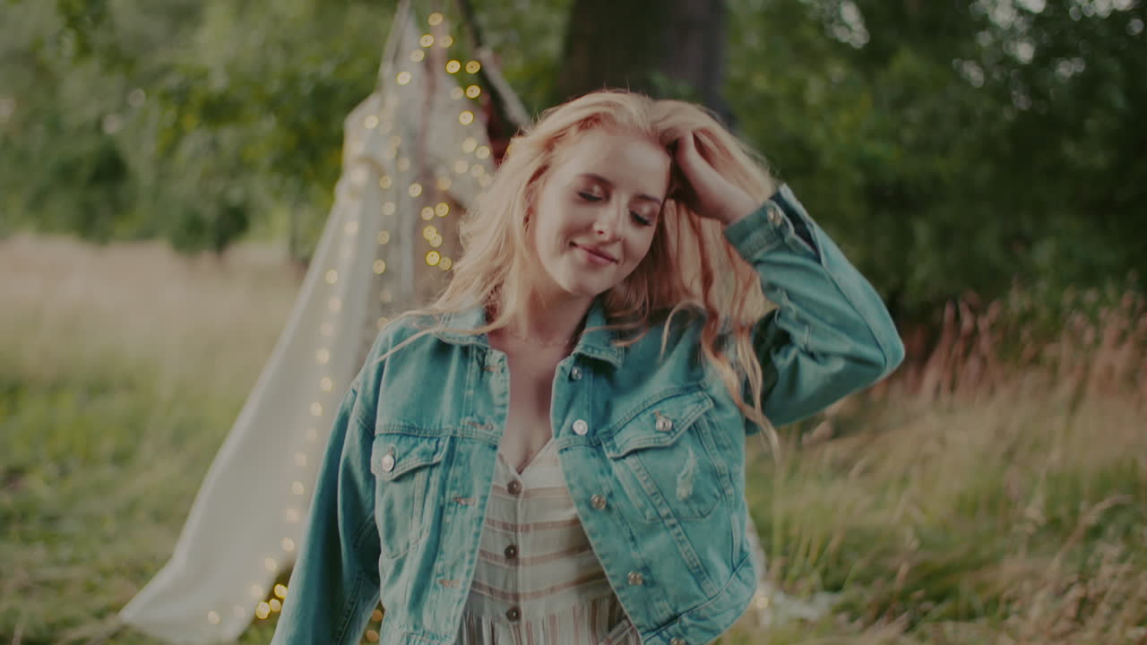 hermosa mujer rubia sonriente caminando y mirando a la cámara 7