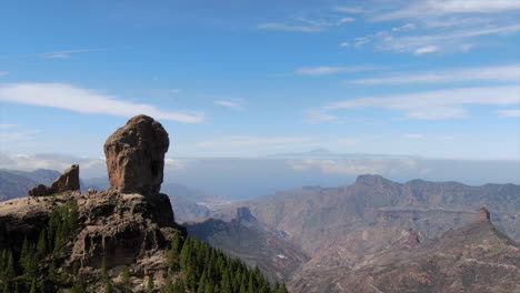 vuelo alrededor de roque nublo, una roca volcánica en la caldera de tejeda, gran canaria, islas canarias, españa