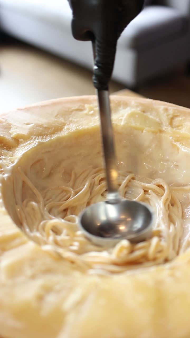 파르메잔 치즈 의 거대 한 바 에 있는 스파게티