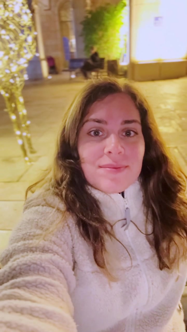 Giovane donna che fa un video selfie a un mercatino di Natale a Gerusalemme