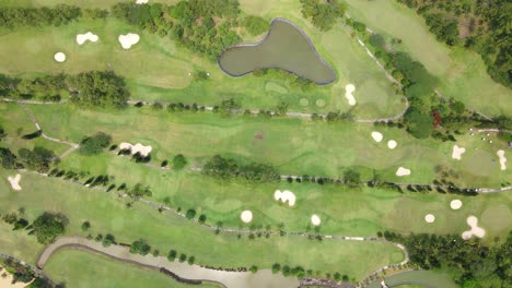 Vista-Aérea-Del-Campo-De-Golf-Con-Estanque-De-Agua-Y-Búnker-De-Arena.