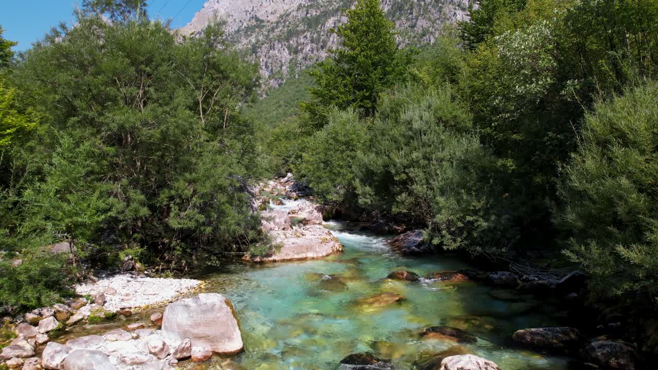 agua turquesa de río limpio fluyendo en el hermoso valle de valbona en los alpes albaneses