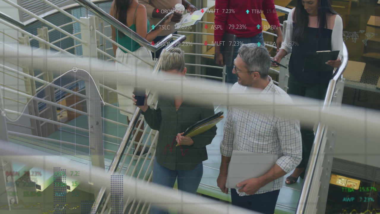 animación del mercado de valores y diagramas sobre diversos colegas discutiendo el trabajo y caminando por las escaleras