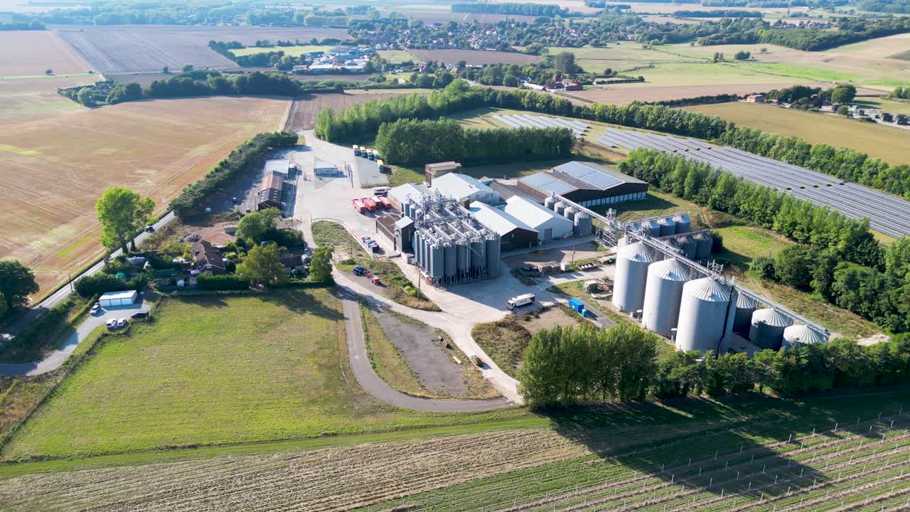 Weitwinkelaufnahme eines Industriegeländes mit Silos